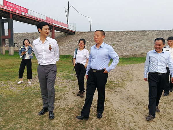 监利县县长黄祥龙向考察团介绍保护区的情况